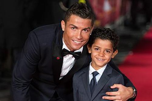 Ronaldo lên tiếng bảo vệ con trai sau ồn ào quần áo