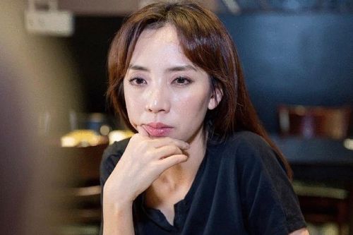 Bị khán giả đuổi vào khi đang diễn, Thu Trang bật khóc trong cánh gà, phải bỏ sân khấu suốt 2 năm