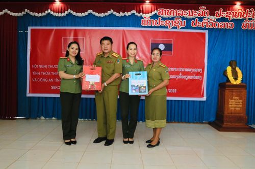 Chính phủ Lào trao tặng Huy chương cao quý cho Công an tỉnh Thừa Thiên Huế
