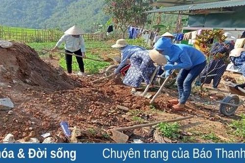 Ấm lòng hình ảnh bà con dân bản tham gia xây dựng trường ở vùng cao
