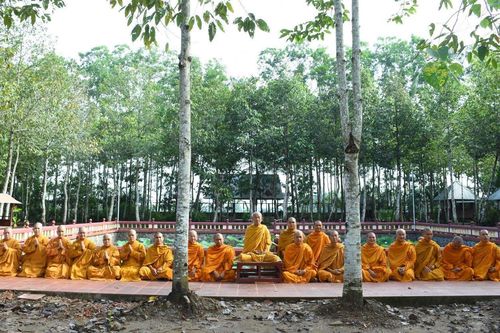 Chư Tăng Ni Giáo đoàn VI thăm các tịnh xá ở miền Tây