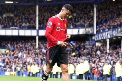 MU lại thua, CR7 tập tễnh rời sân