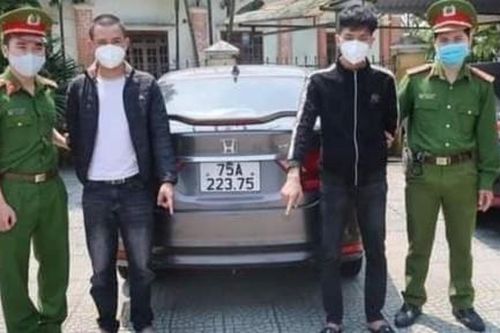 Mâu thuẫn trong lúc nhậu, nhóm thanh niên vác kiếm rượt chém nhau