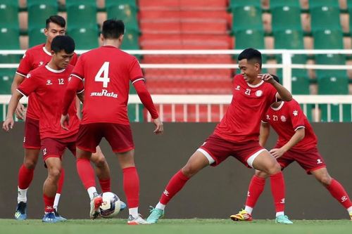 Thủ môn Bùi Tiến Dũng cùng nhóm cầu thủ lãn công xin trở lại tập luyện