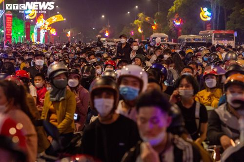 Vạn người đổ về xem pháo hoa, giao thông ở TP Việt Trì tắc nghẽn kéo dài