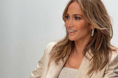 Mặt mộc căng bóng của Jennifer Lopez ở tuổi 52