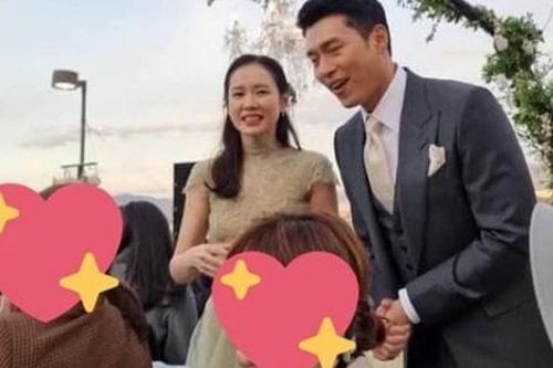Cận khoảnh khắc Hyun Bin - Son Ye Jin dắt tay nhau tới từng bàn khách mời nói lời cảm ơn