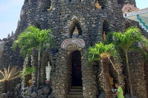 Độc đáo ngôi chùa xây từ vỏ ốc, san hô… giữa đô thị