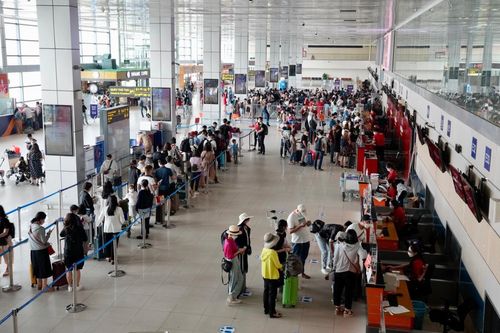 Người dân Thủ đô ùn ùn đổ về bến tàu, sân bay nghỉ lễ Giỗ Tổ Hùng Vương