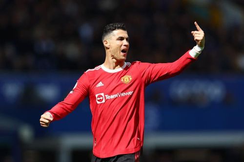 Ronaldo xin lỗi vì đập điện thoại của CĐV sau trận thua Everton