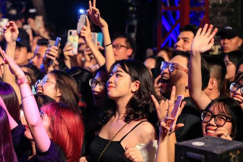 Xếp hàng vào bar vui chơi xuyên đêm
