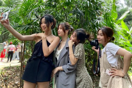 Thảo Cầm Viên, Bưu điện TP.HCM náo nhiệt dịp giỗ Tổ