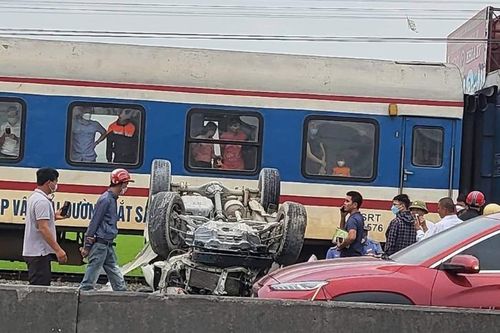 Tàu hỏa húc ôtô vượt ẩu, cạy cửa cứu tài xế bị thương nặng