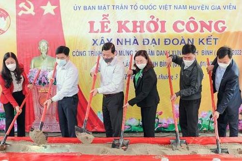 Giúp người nghèo an cư
