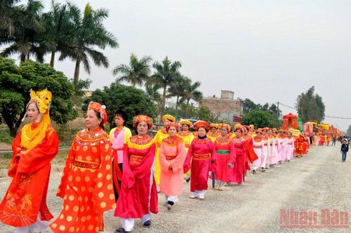 Hàng nghìn du khách trảy hội đền Tiên La
