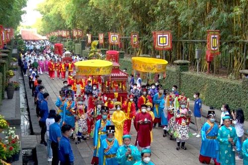 Lãnh đạo, người dân TP Hồ Chí Minh dâng hương tưởng niệm các Vua Hùng