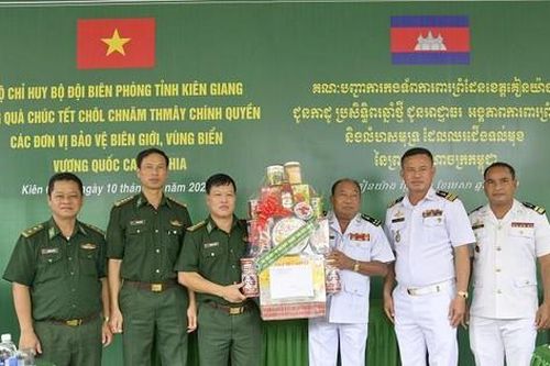 Bộ đội Biên phòng tỉnh Kiên Giang thăm, chúc tết lực lượng bảo vệ biên giới Campuchia