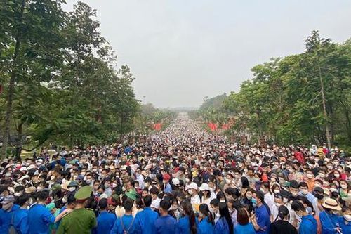 Du khách vẫn tiếp tục đổ về đền Hùng ngày một đông