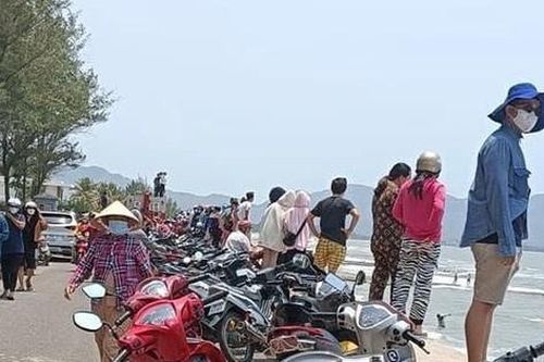 Nhóm công nhân bị sóng cuốn trôi khi đi tắm biển