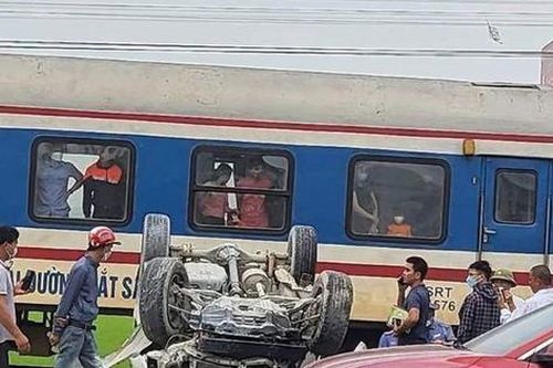 Cố tình băng qua đường sắt, xe ô tô bị tàu hỏa hất văng