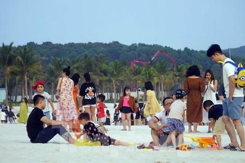 Bãi tắm nhân tạo ở Đồ Sơn kẹt cứng ngày nghỉ lễ dù chưa mở cửa