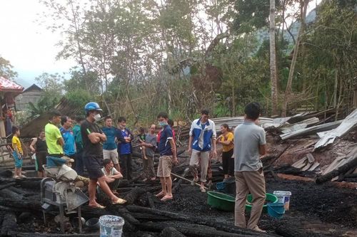 Hỏa hoạn thiêu rụi nhà sàn của dân bản