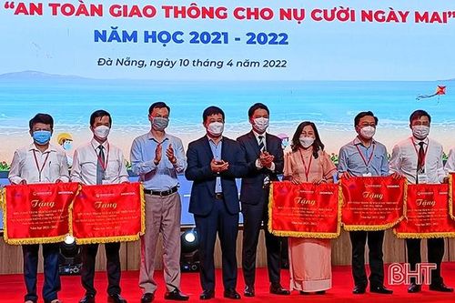 Hà Tĩnh nhận cờ xuất sắc Cuộc thi 'An toàn giao thông cho nụ cười ngày mai' năm học 2021-2022