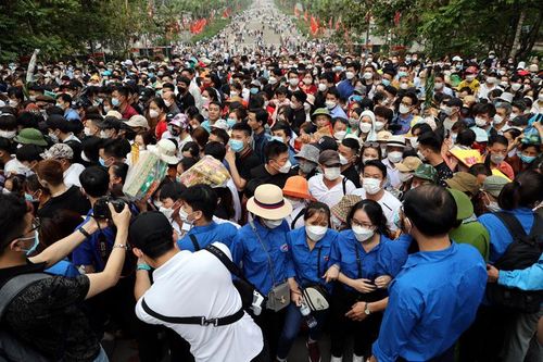 Hàng vạn người nô nức đổ về đền Hùng trong ngày Giỗ Tổ