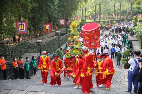Thành phố Hồ Chí Minh dâng hương, dâng hoa tưởng nhớ các vua Hùng