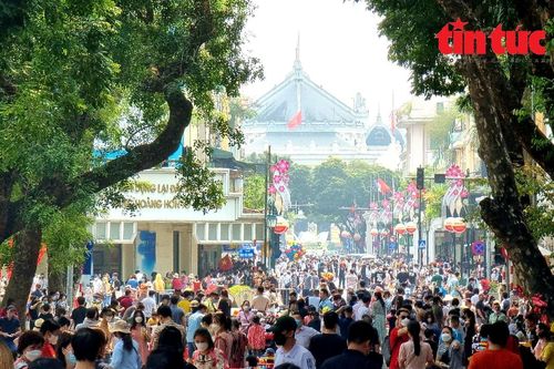 Phố đi bộ Hồ Gươm đông nườm nượp trong ngày Giỗ tổ Hùng Vương