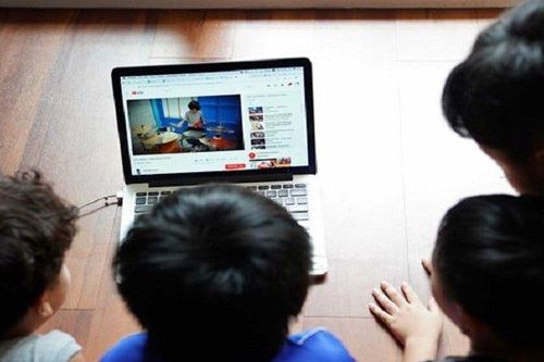 Bài 3: 'Thả nổi' trẻ em trên không gian mạng