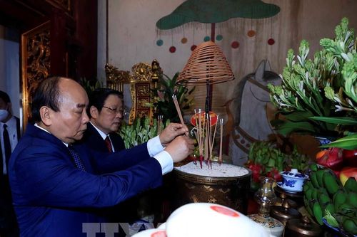Chủ tịch nước Nguyễn Xuân Phúc dâng hương tưởng niệm các Vua Hùng tại Đền Hùng