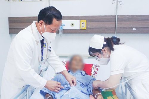 Bệnh nhân 95 tuổi bị viêm phúc mạc do hoại tử ruột non được cứu sống
