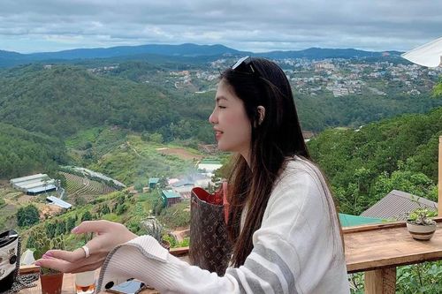'Bạn gái tin đồn' lên tiếng sau '1001 lần bị soi hint' đi du lịch cùng Ngô Kiến Huy