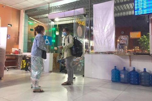 Chỉ còn 50 ngàn không đủ mua vé xe về quê, ông chú nhận được lời ngỏ bất ngờ từ người phụ nữ tốt bụng