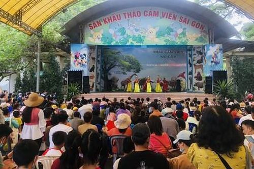 Thảo cầm viên Sài Gòn đông nghẹt người trong ngày Giỗ Tổ Hùng Vương