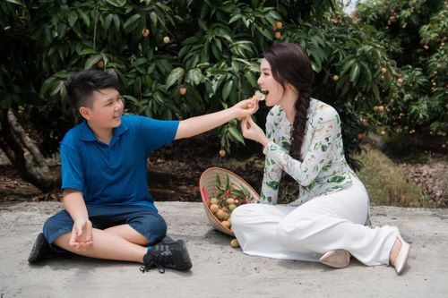 Á hậu Thụy Vân giật mình khi con hỏi: 'Làm người lớn khổ lắm hả mẹ?'