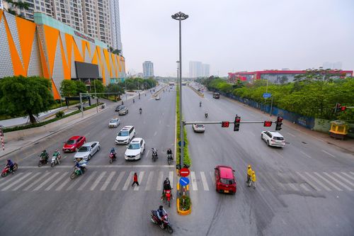Đường phố Hà Nội vắng lặng trong ngày Giỗ Tổ