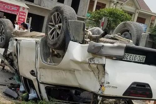 Xe bán tải bị tàu hỏa tông văng khi băng qua đường ngang