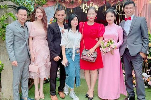 Nghệ sĩ Tiết Cương bất ngờ cưới vợ trẻ ở tuổi 49, bạn bè đồng nghiệp cứ ngỡ bị đùa khi nhận thiệp mời