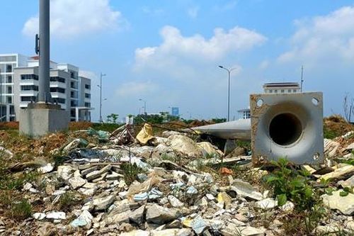 Rác thải xây dựng 'bủa vây' nhiều con đường giữa lòng TP Huế