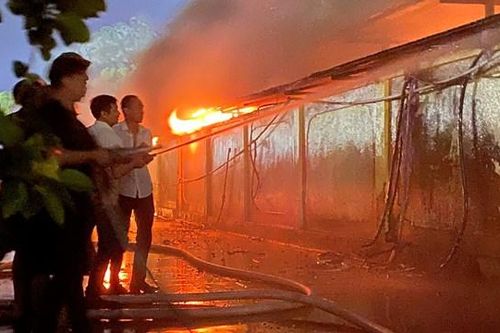 Cháy ngùn ngụt tại chợ hải sản lớn nhất Hạ Long