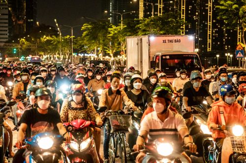 Phố đi bộ Nguyễn Huệ đông nghẹt người đi chơi dịp lễ
