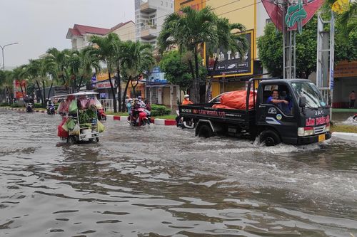Mưa lớn gây ngập nặng ở trung tâm TP Bạc Liêu