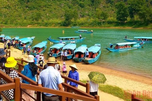 Quảng Bình đón 30 nghìn lượt khách trong dịp lễ Giỗ Tổ Hùng Vương