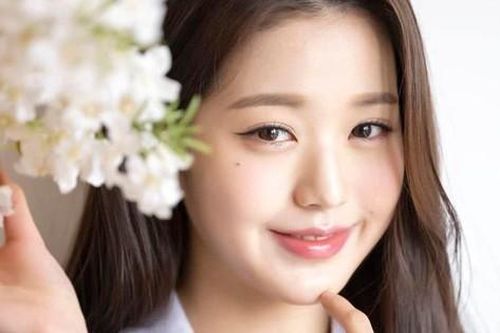 'Nữ idol chân dài' bỗng vướng rắc rối vì mặc quần siêu ngắn làm động tác nhạy cảm này