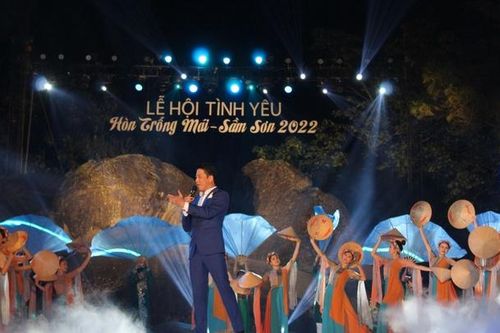 Thanh Hóa: Hàng nghìn du khách về dự Lễ hội Tình yêu – Hòn Trống Mái 2022