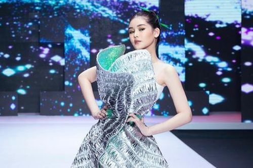 Khánh Vân diện đầm công chúa, Lê Âu Ngân Anh catwalk tự tin khi làm vedette