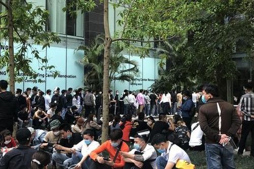 Xếp hàng 'đặc kín' làm thủ tục xuất cảnh