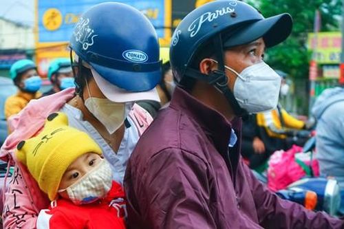 Vật vã vượt 'ma trận' ùn tắc để trở lại TPHCM sau nghỉ lễ